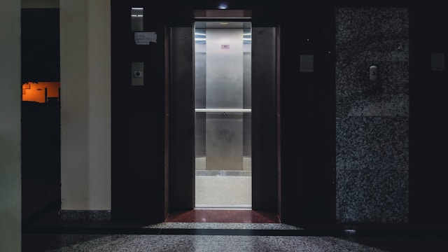 Kenali Perbedaan Spesifikasi Lift dan Eskalator Berikut