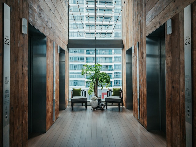 Saat Terjebak Di Lift Minimalis, Segera Terapkan 5 Langkah Ini!